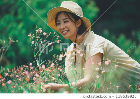 A woman picking saponaria in a flower field 119639923
