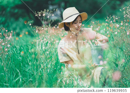 一位婦女在花園採摘皂草 119639935