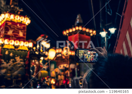 夜晚的節慶和拍攝川越花車的人群 - 強調暖色和冷色 夜晚的節慶和拍攝川越花車的人群 - 強調暖色和冷色 119640165