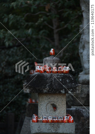 Daruma dolls forming a formation with lanterns Daruma dolls forming a formation with lanterns 119640175