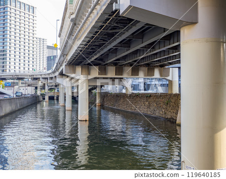 The Nihonbashi River flowing under the Metropolitan Expressway and stone walls from the Edo period 119640185