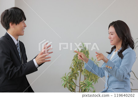 Meeting_Businesswoman explaining with gestures using both hands_2 119640202