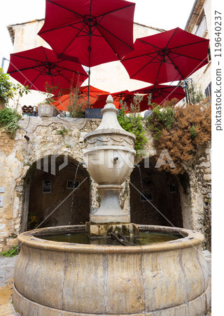 法國南部聖保羅德旺斯一個小村莊的噴泉 119640237