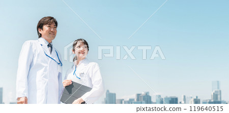 城市藍天下的男女醫生、醫生、醫護人員、醫生、藥劑師、研究人員 城市藍天下的男女醫生、醫生、醫護人員、醫生、藥劑師、研究人員 119640515