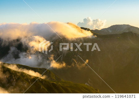 A sea of clouds covering Mt. Washiba and Mt. Sugoroku in the Northern Alps 119641071