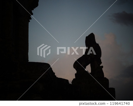 [Cambodia] Silhouette of a lion statue at the Pre Rup ruins (Siem Reap) 119641740