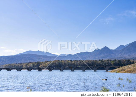 北海道上士幌町，秋日晴朗的舊國鐵志幌線 Taushubetsu 河大橋 119642815