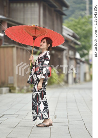 穿著浴衣的年輕女子的肖像 119642856