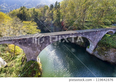 晴朗的秋日，北海道上士幌町，從仙水橋上俯瞰士幌 3 號音更河大橋遺址 119642876