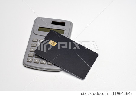 純黑色信用卡和計算器 純黑色信用卡和計算器 119643642