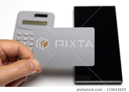 銀信用卡、智慧型手機和計算器 銀信用卡、智慧型手機和計算器 119643650