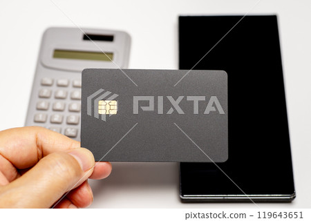 黑色信用卡、智慧型手機和計算器 119643651