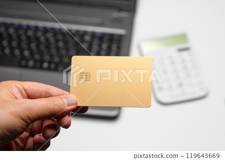 膝上型計算機、計算機及金黃信用卡 膝上型計算機、計算機及金黃信用卡 119643669