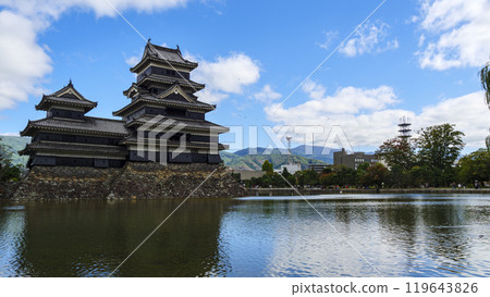 松本城位於長野縣松本市 松本城位於長野縣松本市 119643826