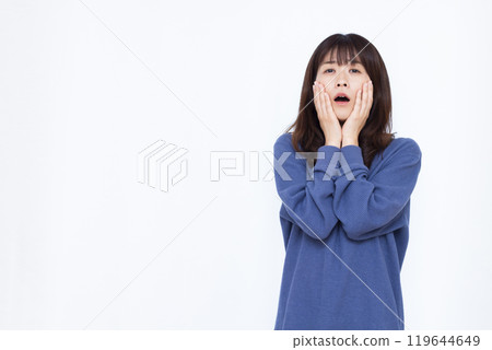 一位女士臉色蒼白 119644649