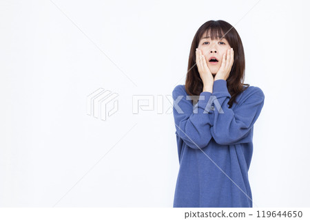 一位女士臉色蒼白 119644650