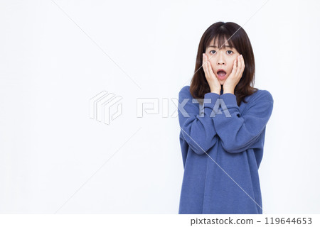 一位女士臉色蒼白 119644653
