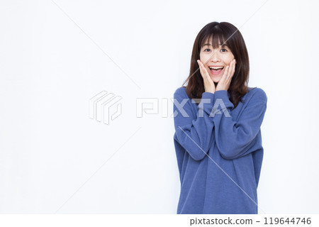 驚訝的女人帶著微笑 119644746