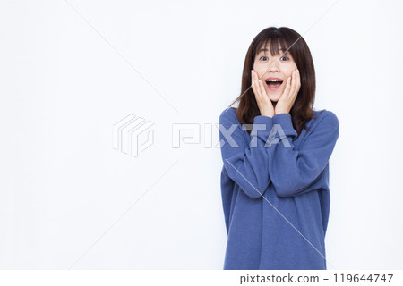 驚訝的女人帶著微笑 119644747