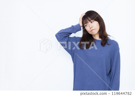 A woman suffering from a headache 119644782