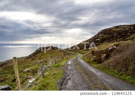 The coastal single track road between Meenacross and Crohy Head south of Dungloe, County Donegal - Ireland 119645125