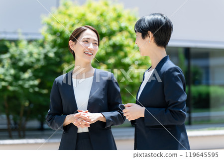 商業女性對話 119645595