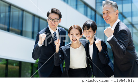 Business man and woman Guts pose 119645612