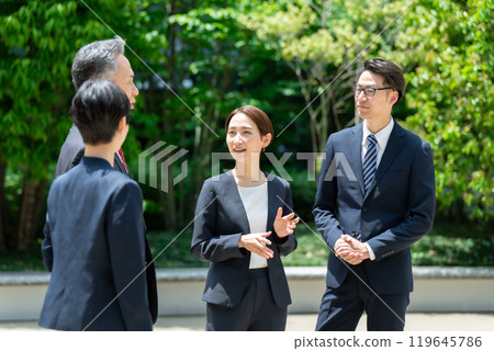 商務人士在戶外交談 119645786