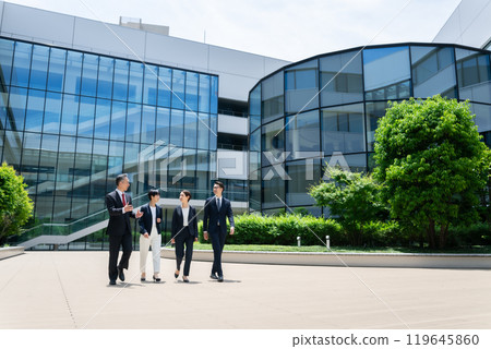 戶外散步的商務人士 119645860