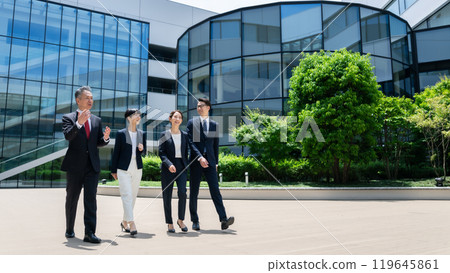戶外散步的商務人士 119645861