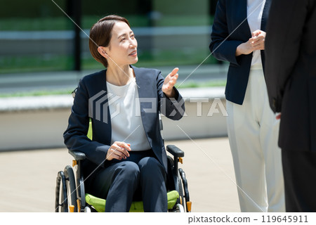 商務輪椅女人 119645911