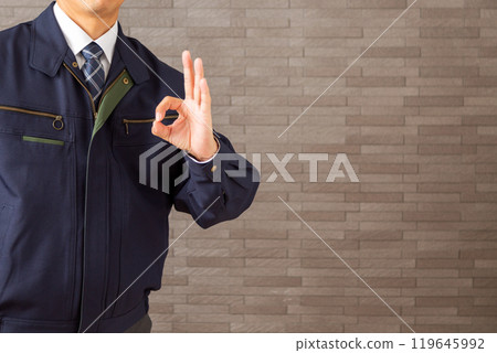 穿著工作服做圓圈標誌的中年男性商人 119645992