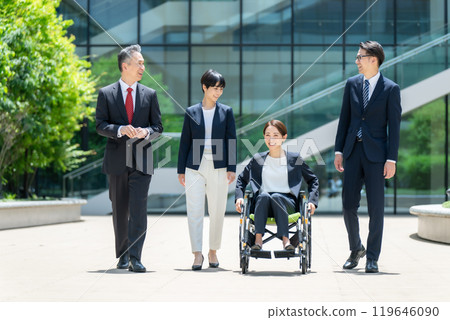 商務輪椅團隊行走 119646090