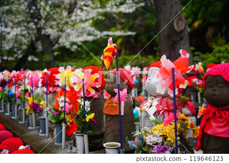 The windmill spins in the spring breeze - Sentaikoiku Jizo at Zojoji Temple 119646123