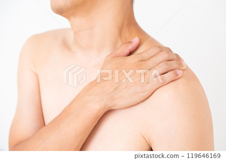 中年男子肩膀僵硬 119646169