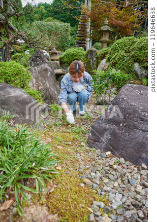 Woman taking care of the garden, Japanese garden, countryside, vacant house, weeding 119646638