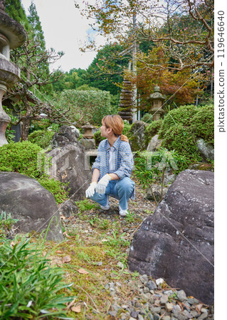 Woman taking care of the garden, Japanese garden, countryside, vacant house, weeding 119646640