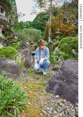 Woman taking care of the garden, Japanese garden, countryside, vacant house, weeding 119646641