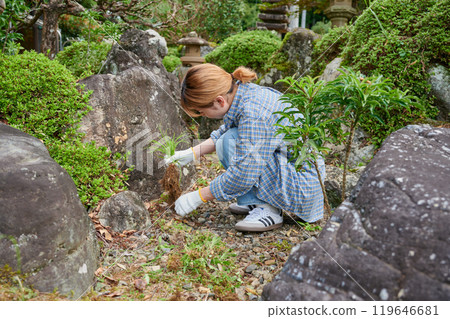 Woman taking care of the garden, Japanese garden, countryside, vacant house, weeding Woman taking care of the garden, Japanese garden, countryside, vacant house, weeding 119646681