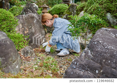 Woman taking care of the garden, Japanese garden, countryside, vacant house, weeding Woman taking care of the garden, Japanese garden, countryside, vacant house, weeding 119646682