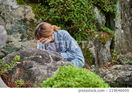 Woman taking care of the garden, Japanese garden, countryside, vacant house, weeding Woman taking care of the garden, Japanese garden, countryside, vacant house, weeding 119646699