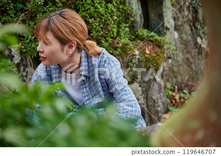 Woman taking care of the garden, Japanese garden, countryside, vacant house, weeding Woman taking care of the garden, Japanese garden, countryside, vacant house, weeding 119646707