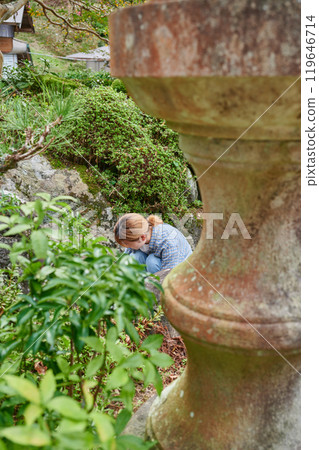 Woman taking care of the garden, Japanese garden, countryside, vacant house, weeding Woman taking care of the garden, Japanese garden, countryside, vacant house, weeding 119646714