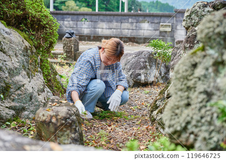 照顧花園、日本花園、鄉村、空屋、除草的婦女 119646725