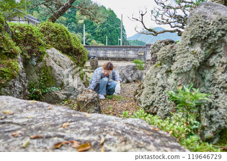 Woman taking care of the garden, Japanese garden, countryside, vacant house, weeding Woman taking care of the garden, Japanese garden, countryside, vacant house, weeding 119646729