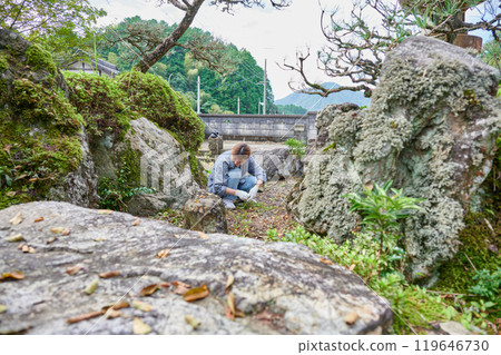 Woman taking care of the garden, Japanese garden, countryside, vacant house, weeding Woman taking care of the garden, Japanese garden, countryside, vacant house, weeding 119646730