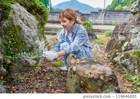 照顧花園、日本花園、鄉村、空屋、除草的婦女 119646885