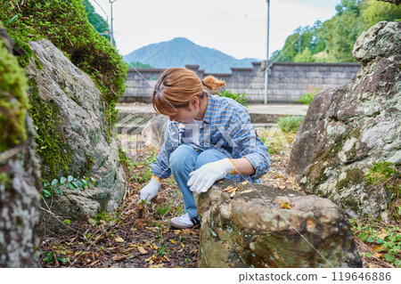 照顧花園、日本花園、鄉村、空屋、除草的婦女 照顧花園、日本花園、鄉村、空屋、除草的婦女 119646886