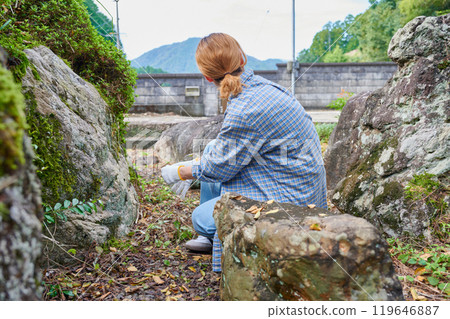 照顧花園、日本花園、鄉村、空屋、除草的婦女 119646887