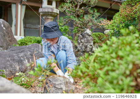 Woman taking care of the garden, Japanese garden, countryside, vacant house, weeding Woman taking care of the garden, Japanese garden, countryside, vacant house, weeding 119646928